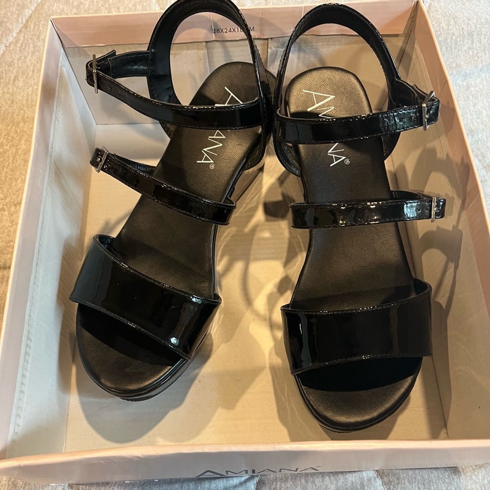 Gorgeous Amiana wedge heels